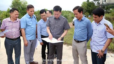 Đồng chí Đinh Hữu Học, Ủy viên Ban Thường vụ Tỉnh ủy, Phó Chủ tịch Thường trực UBND tỉnh kiểm tra tình hình triển khai các dự án trên địa bàn huyện Lộc Bình (cũ)