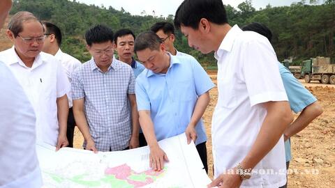 Đồng chí Đoàn Thanh Sơn, Phó Chủ tịch UBND tỉnh kiểm tra tiến độ triển khai dự án Khu liên hợp thể thao tỉnh Lạng Sơn