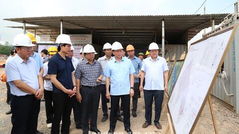 Đồng chí Hoàng Quốc Khánh, Ủy viên Ban Chấp hành Trung ương Đảng, Bí thư Tỉnh ủy kiểm tra tiến độ triển khai các Dự án khu, cụm công nghiệp tại khu vực huyện Hữu Lũng