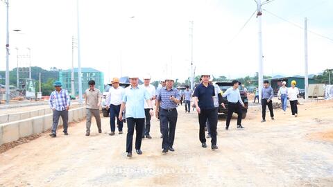 Đồng chí Hoàng Quốc Khánh, Ủy viên Ban Chấp hành Trung ương Đảng, Bí thư Tỉnh ủy kiểm tra tiến độ triển khai các Dự án khu, cụm công nghiệp tại khu vực huyện Hữu Lũng (cũ)